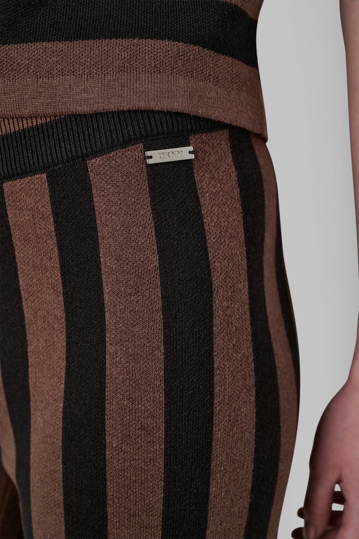 HIGH-RISE STRIPED PULL-ON FLARE PANT - Chestnut/Black | DKNY