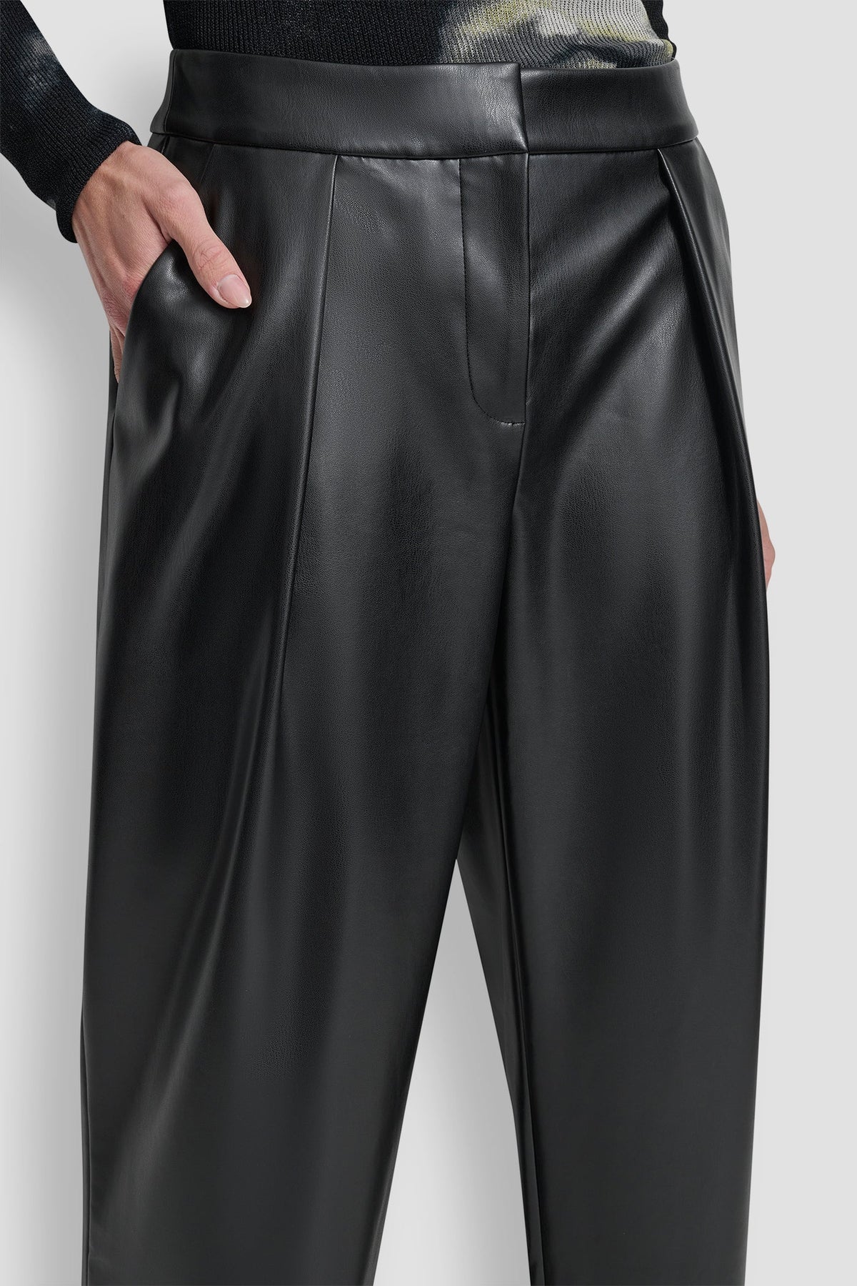 WIDE LEG PLEAT FRONT PANT - Black | DKNY