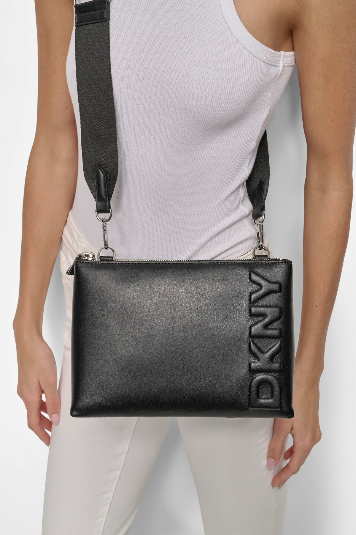 TINSLEY LOGO CROSSBODY - Black/Silver | DKNY