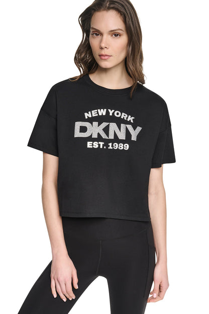 CROPPED METALLIC LOGO TEE - Peacoat/Silver | DKNY