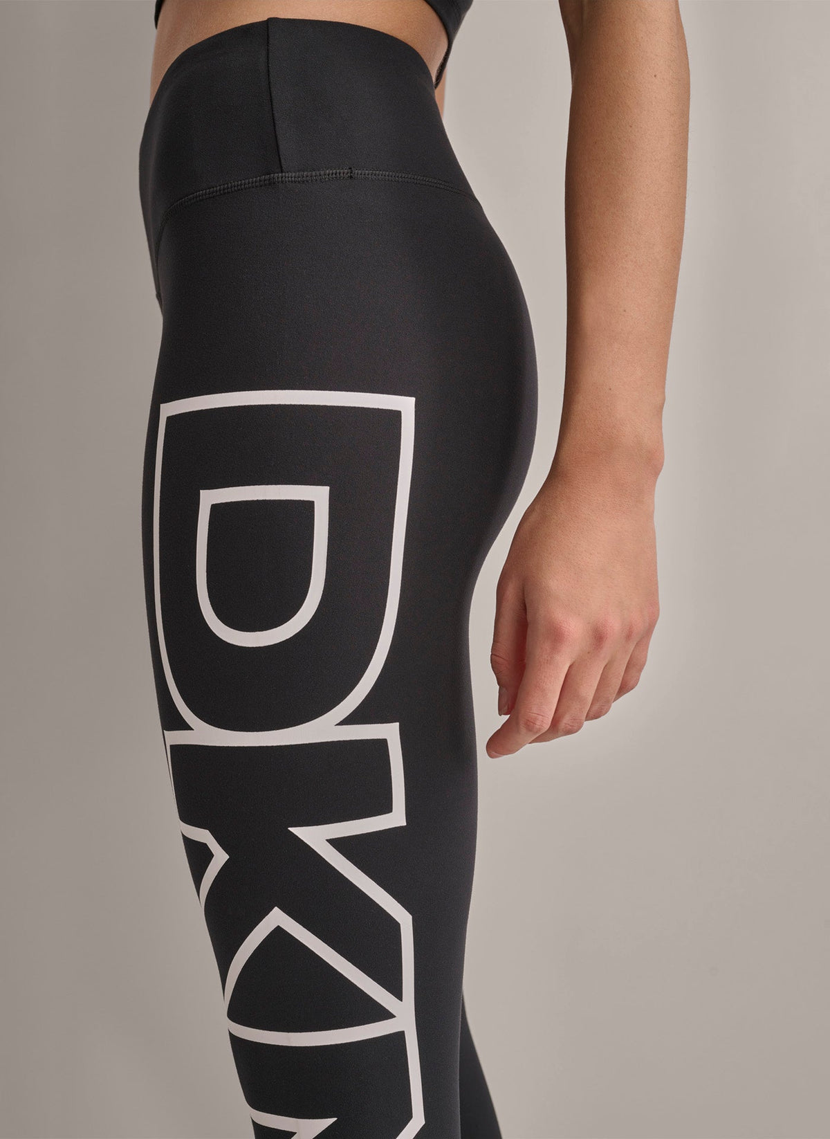 HIGH-RISE LOGO 7/8 LENGTH LEGGING - Black/Silver | DKNY