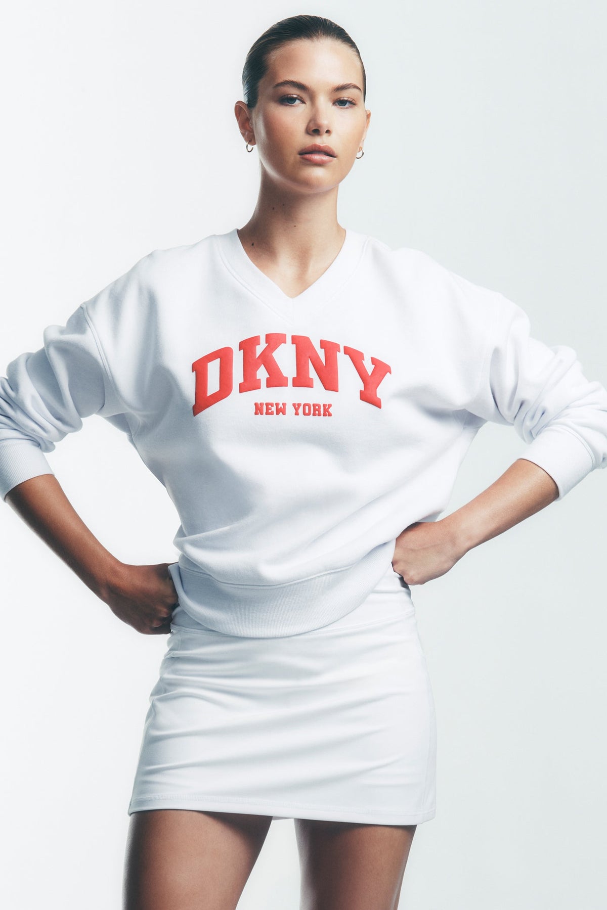 PUFF VARSITY LOGO V-NECK PULLOVER - Pearl Grey Heather/Festive Pink | DKNY