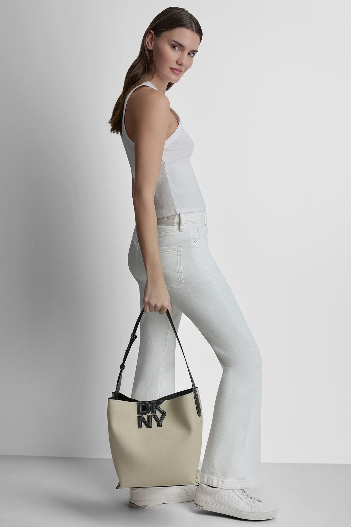 NICOLE LOGO BUCKET BAG - Natural/Black | DKNY