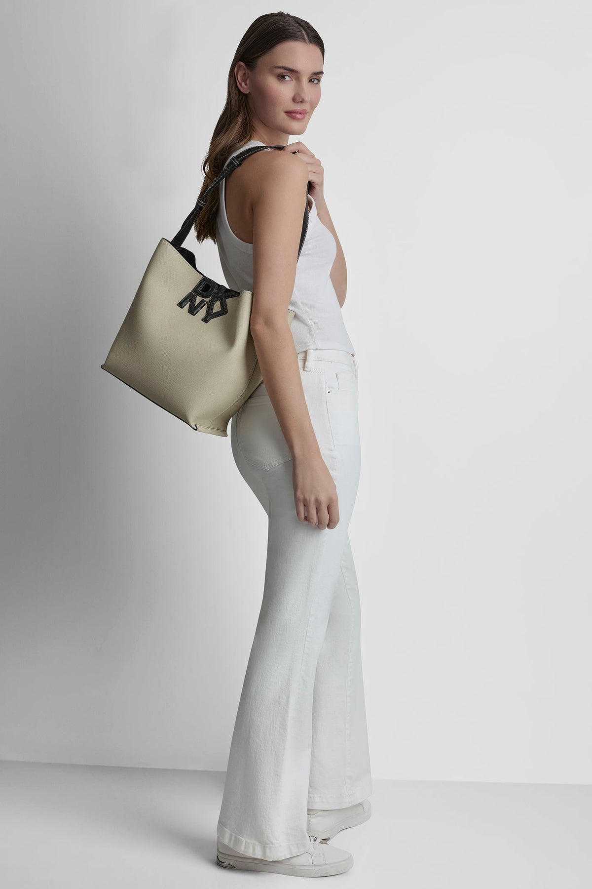 NICOLE LOGO BUCKET BAG - Natural/Black | DKNY