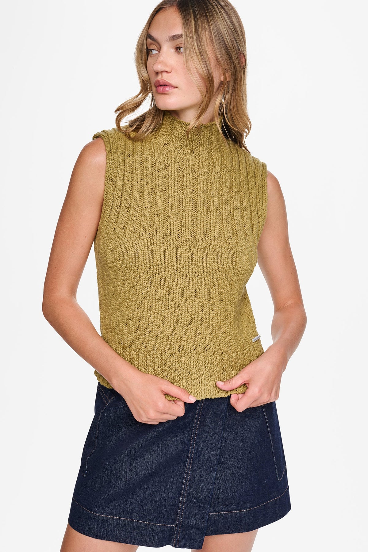 RIBBED MOCK-NECK SWEATER VEST - Eggnog | DKNY
