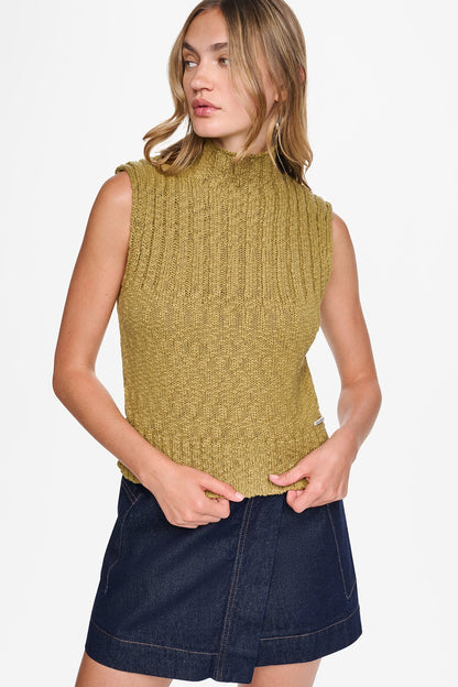 RIBBED MOCK-NECK SWEATER VEST - Eggnog | DKNY