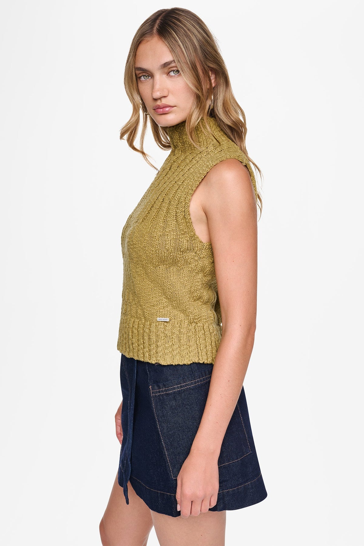 RIBBED MOCK-NECK SWEATER VEST - Eggnog | DKNY