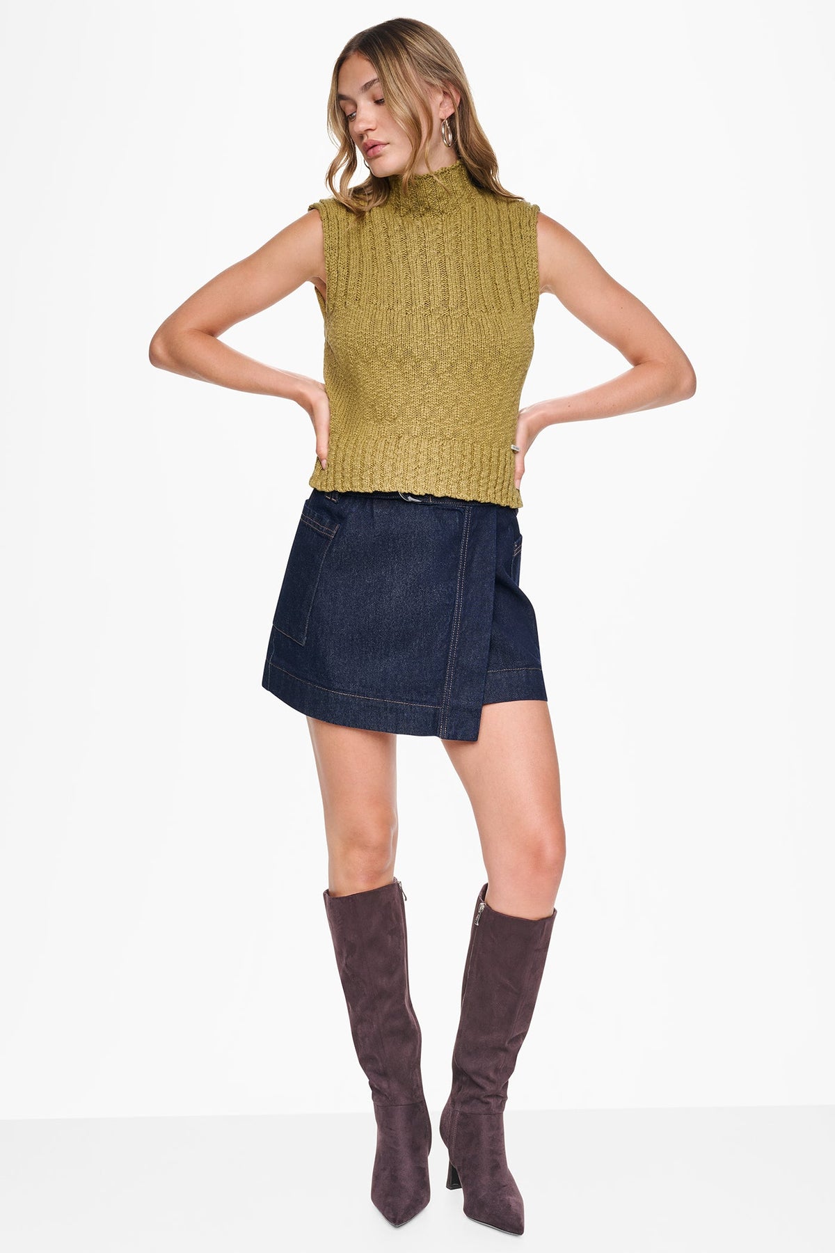 RIBBED MOCK-NECK SWEATER VEST - Eggnog | DKNY