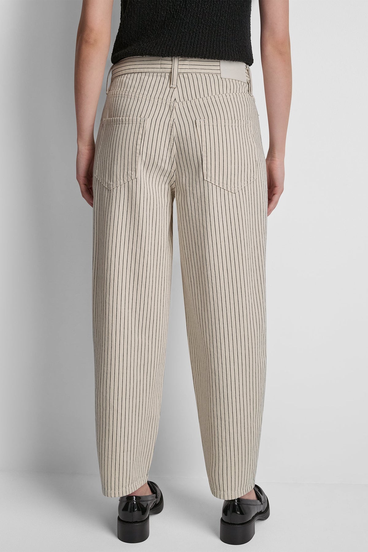 MID-RISE BABY BARREL LEG - Ivory/Black | DKNY