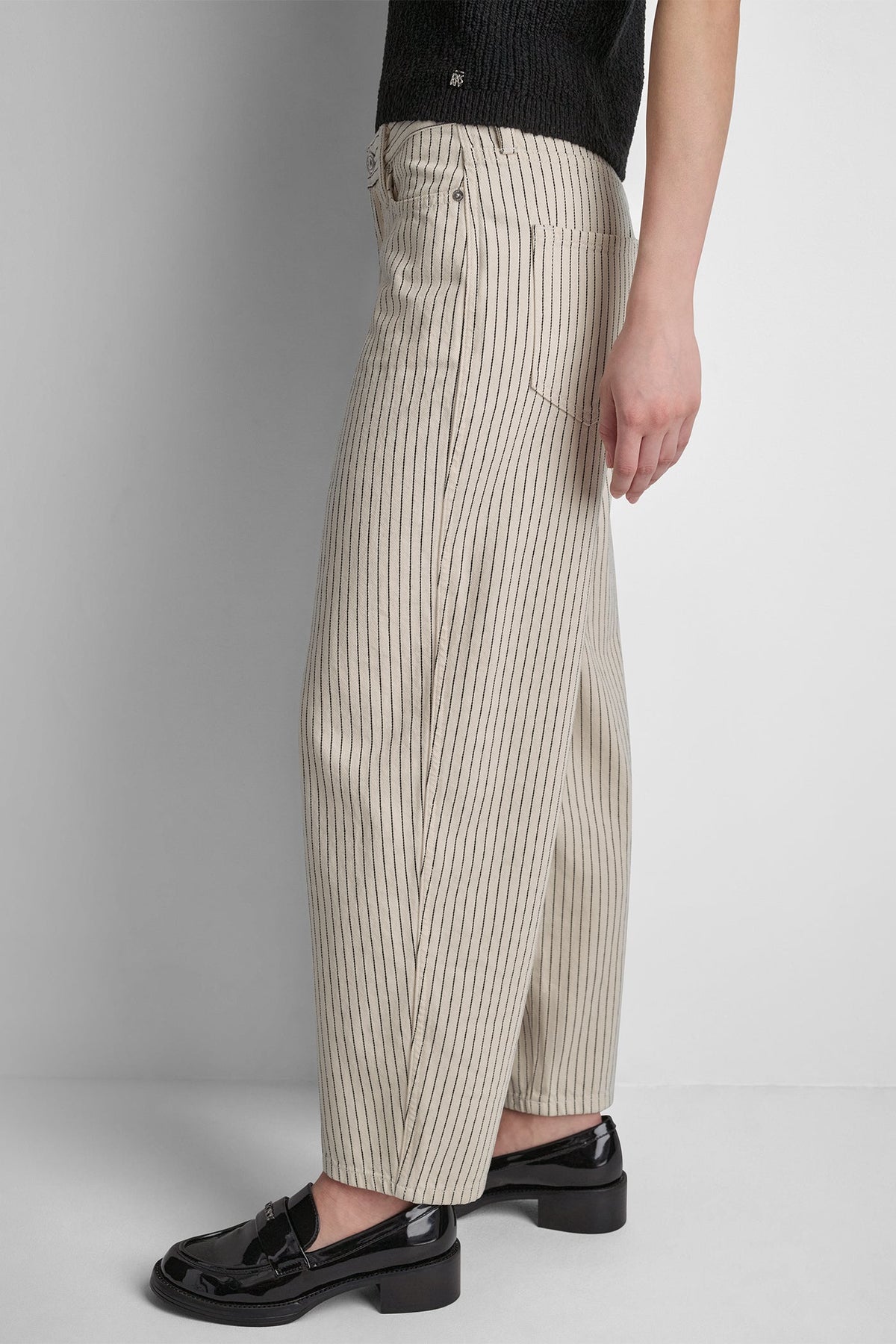 MID-RISE BABY BARREL LEG - Ivory/Black | DKNY