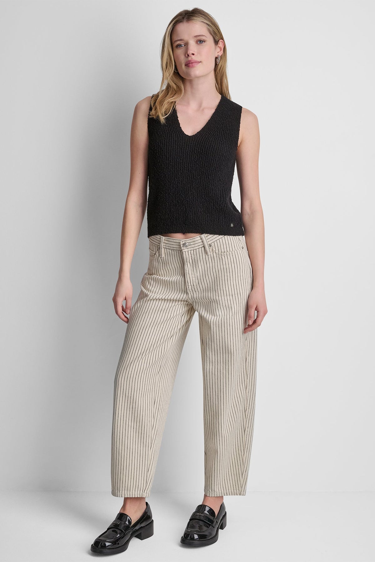 MID-RISE BABY BARREL LEG - Ivory/Black | DKNY