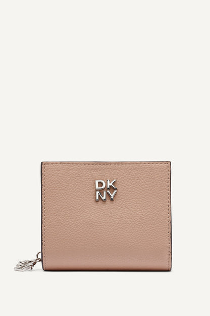 SARAH BIFOLD ZIP WALLET - Cappuccino | DKNY