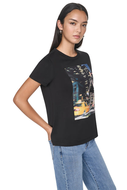 NYC NIGHTS GRAPHIC TEE - Black | DKNY