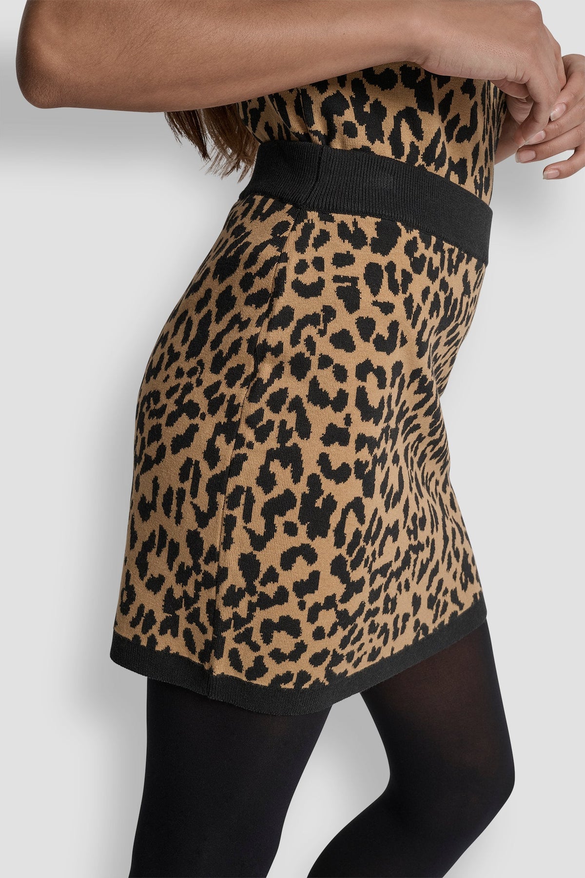 CHEETAH JACQUARD MINI SWEATER SKIRT - WHISKEY/BLACK | DKNY