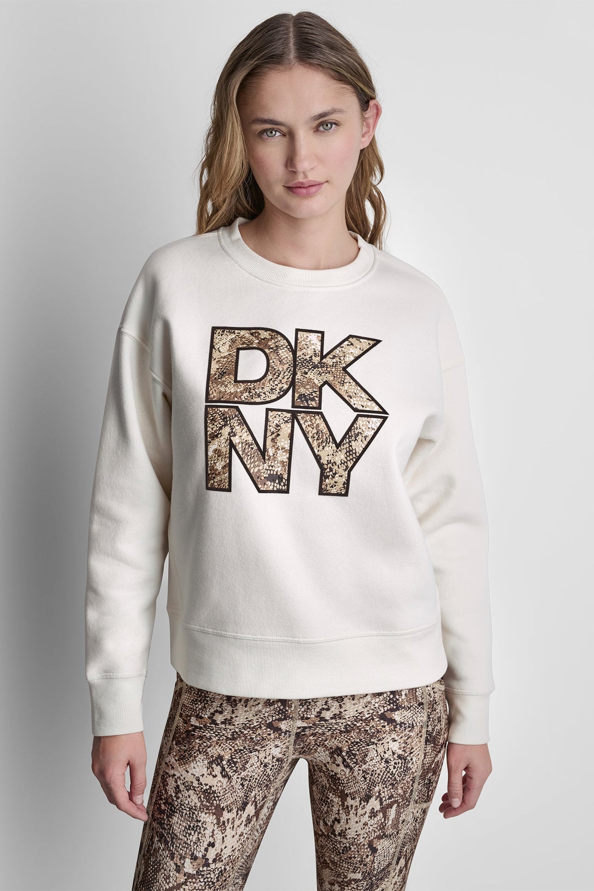 SNAKE PRINT LOGO SWEATSHIRT - Eggnog/Serpent Chest | DKNY