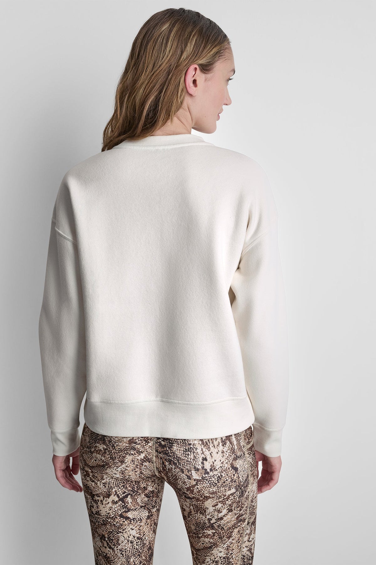 SNAKE PRINT LOGO SWEATSHIRT - Eggnog/Serpent Chest | DKNY