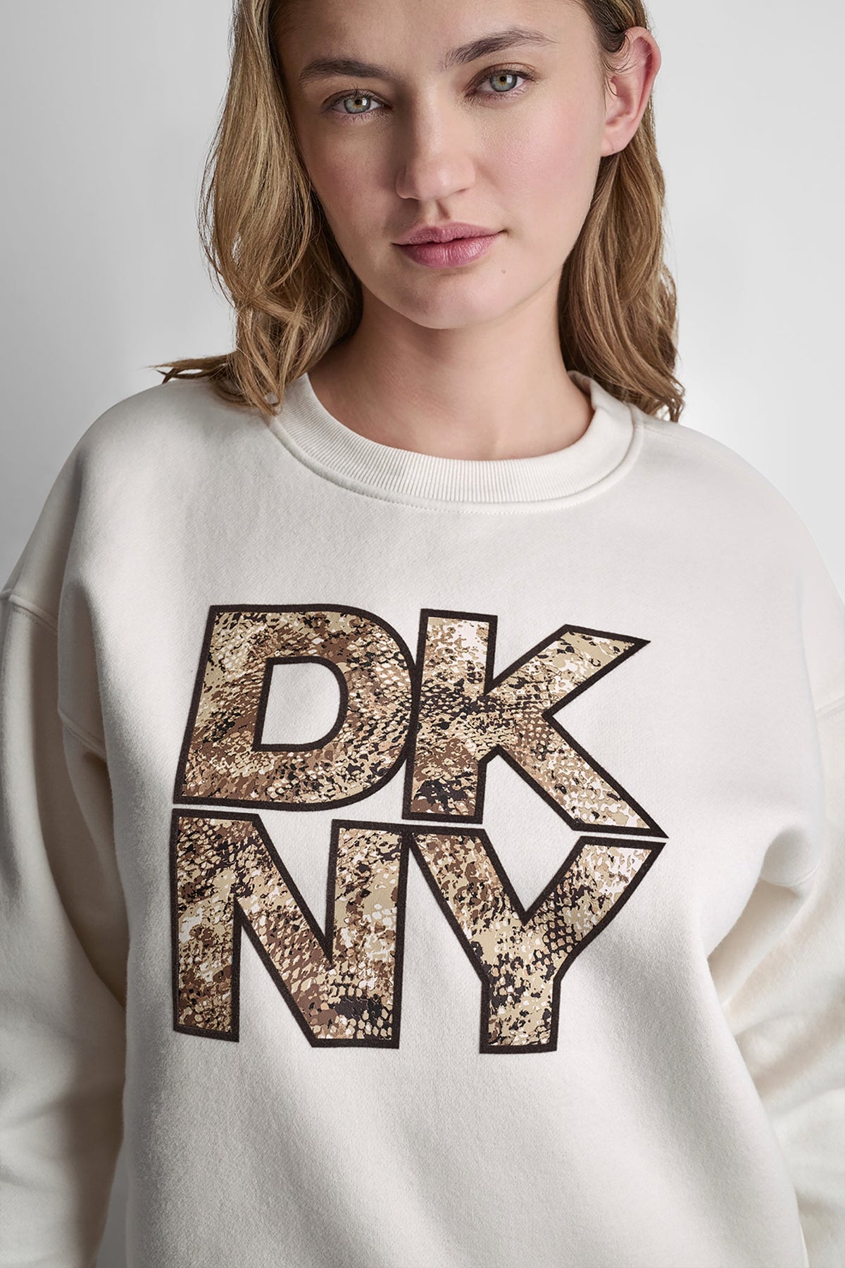 SNAKE PRINT LOGO SWEATSHIRT - Eggnog/Serpent Chest | DKNY