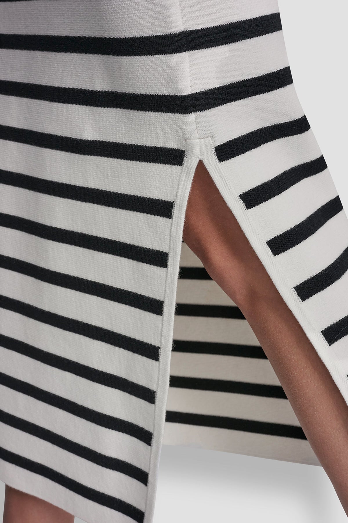 STRIPED MIDI SKIRT WITH SIDE SLIT - Ivory/Black | DKNY